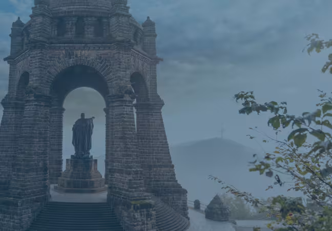 Kaiser Wilhelm Denkmal in Porta Westfalica, mit Fernsehturm im Hintergrund
