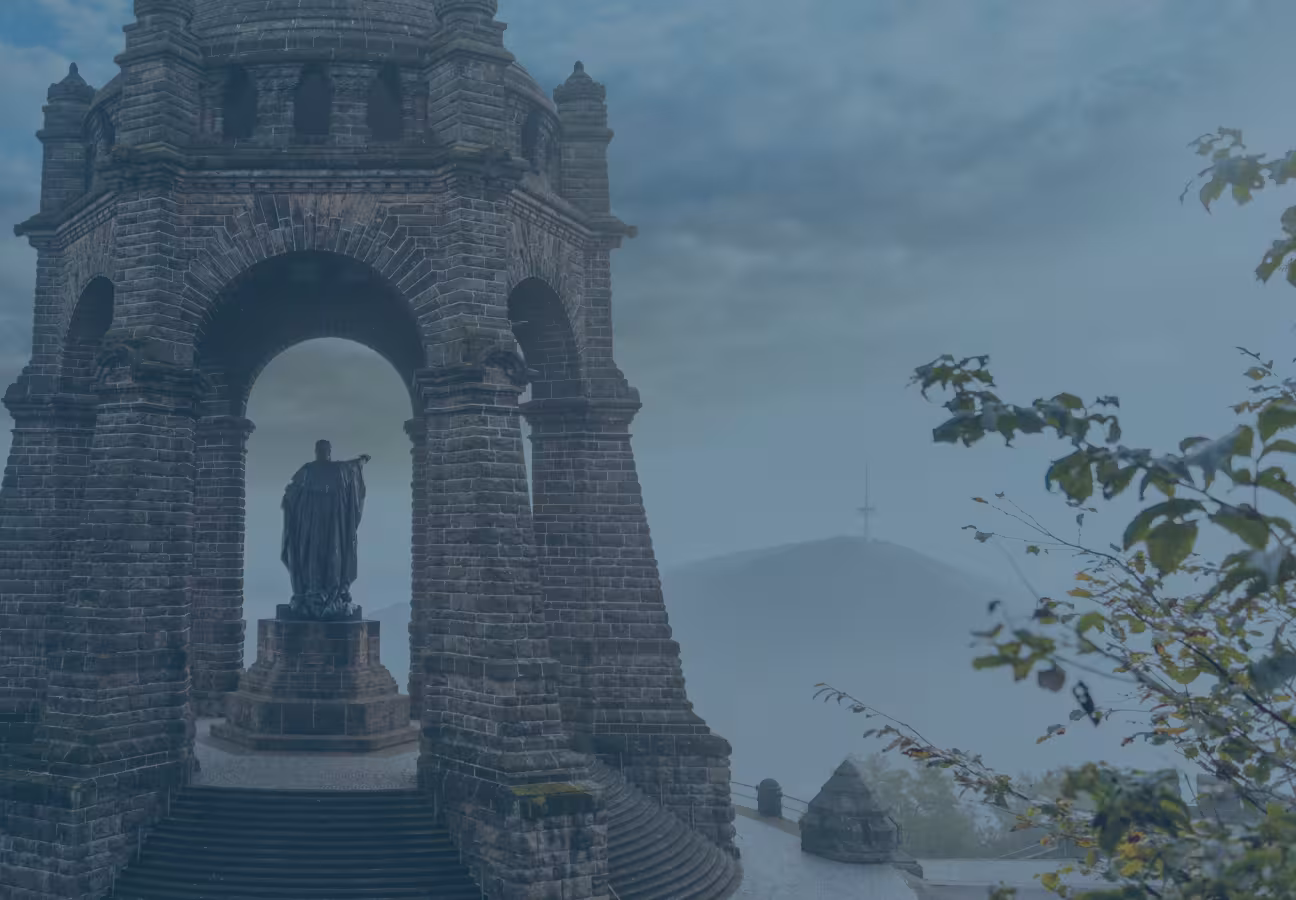Kaiser Wilhelm Denkmal in Porta Westfalica, mit Fernsehturm im Hintergrund